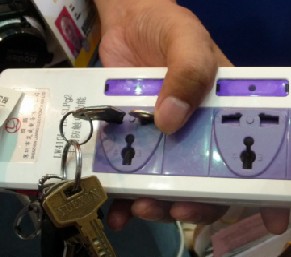 由於具有識別功能，插座隻對標準插頭&ldquo;來電&rdquo;人體不受傷害