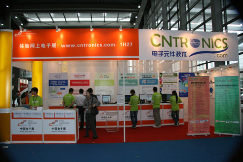 電子元件技術網的員工在緊張地布置展台
