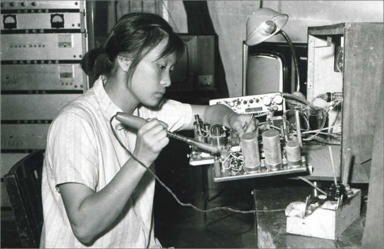 1970年，中國誕生第一台彩色電視機，數年之後，長虹才開始電視機的研製