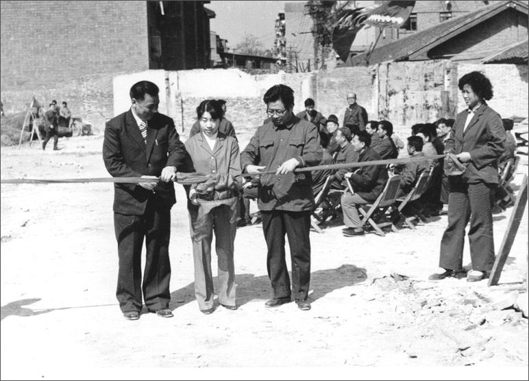 1986年，長虹彩電工程奠基，這樣的剪彩儀式，剪出了中國最大的彩電生產基地之一