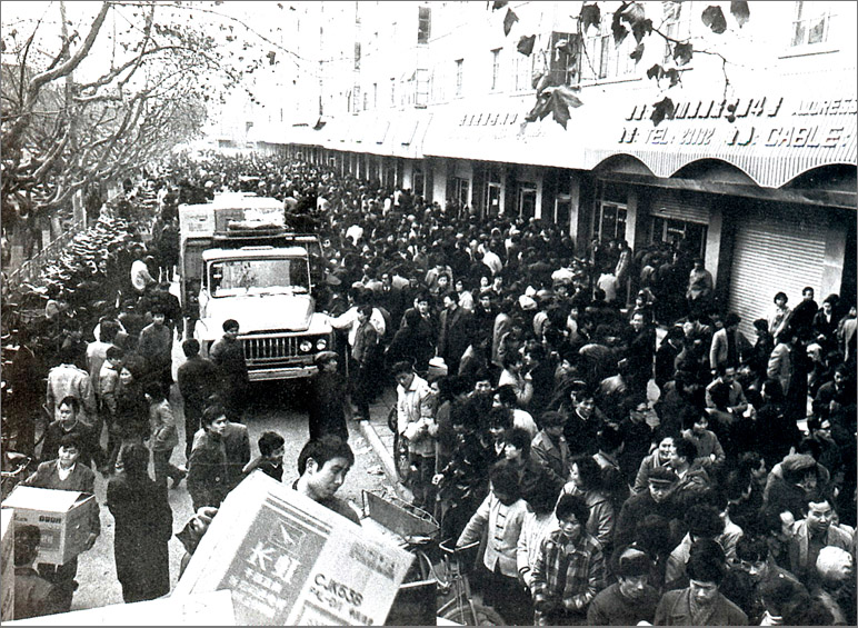 1989年，在彩電計劃調控的年代，長虹彩電的降價引發搶購潮