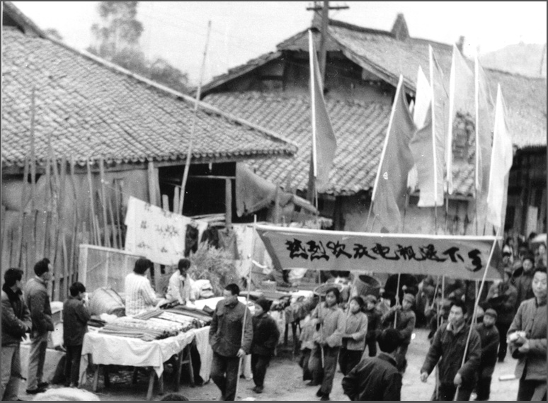 這可能是中國第一場&ldquo;家電下鄉&rdquo;，當時長虹在春季把彩電免費送下鄉，秋天豐收後農民有錢了再去收錢