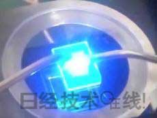   發光試驗中的LED元件。基板尺寸：1cm見方，元件尺寸：0.3mm見方，注入電流：約200mA，中心波長：450nm 