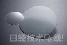 GaN晶圓。左為2英寸產品，右為4英寸產品