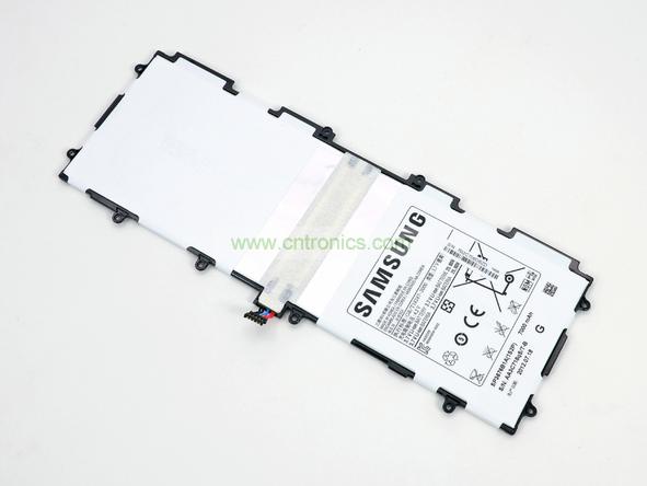 取出電池前要把周圍的帶狀電纜先拔出來，這個比較容易。Galaxy Note 10.1的電池容量為7000mAh,3.7V，預計續航時間8小時左右，重約136克，占據了整體重量的23%。不過為了減少機身厚度，電池做得很薄。