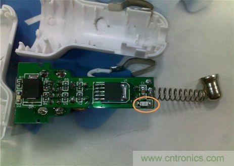 使用AEM-1206HI 2.5A貼片保險絲，布局簡單