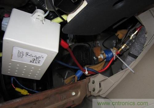 控製盒放置在方向盤軸外套