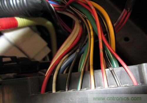 控製盒放置在方向盤軸外套