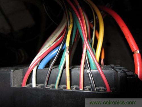 控製線25線--黃底紅條，電容器輸出線為最大的藍色線，接蓄電池正極的線為白底紅條粗線