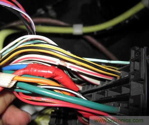 控製線25線--黃底紅條，電容器輸出線為最大的藍色線，接蓄電池正極的線為白底紅條粗線