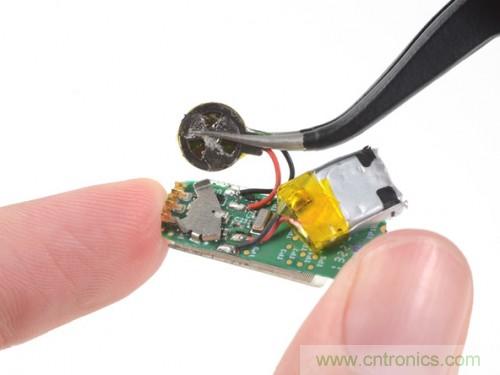 拿下電池，電池還沒有指甲蓋大，5-7天的電量