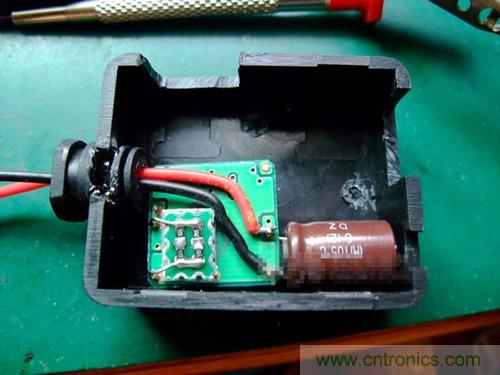 DIY：自製安全高效車用手機充電器