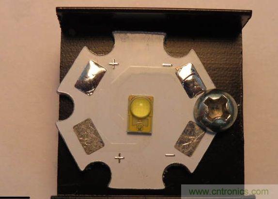 將LED塗抹好矽脂安裝到散熱片上