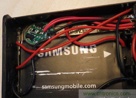 電池盒，安裝上鋰電池，用於外部強光LED供電