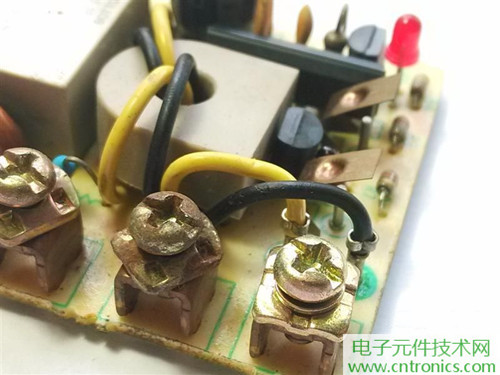 漏電保護器拆解：結構有差異，做工不錯