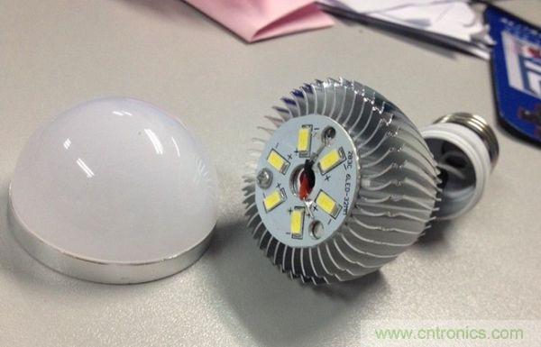 3瓦拆開，基板隻有一顆螺絲，還沒擰緊