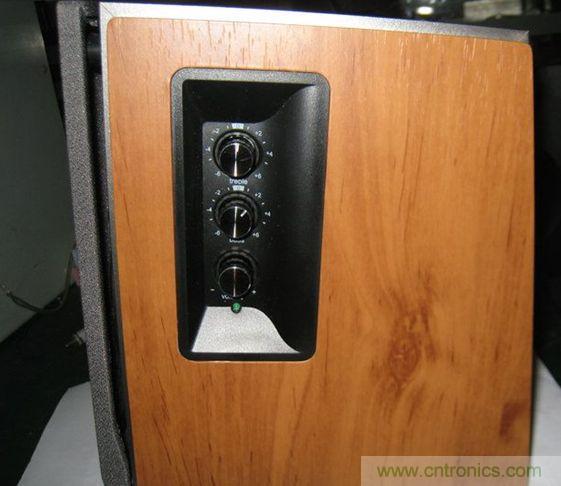 聲音調節在側麵