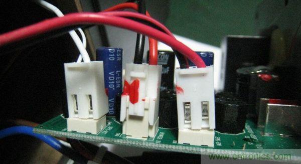 左邊是連接高音，中間是電源，右邊是低音連接