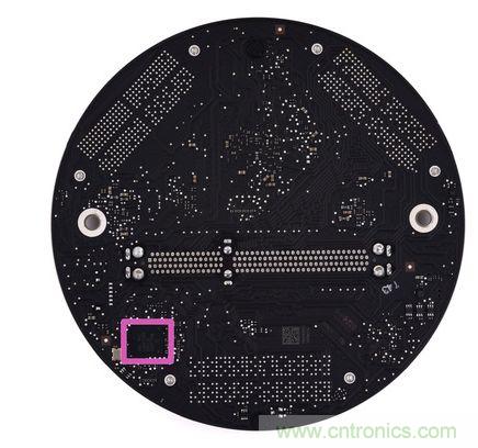 後麵的粉色芯片與2013年MacBook Air中的芯片一樣