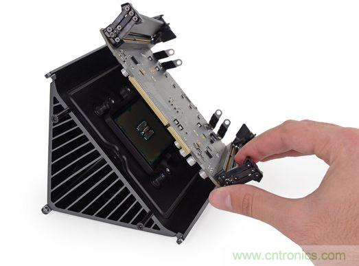 將主板摘下，處理器最後拆下