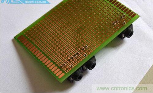 DIY：自製超炫音頻分配器，實現音箱共用