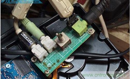 DIY：自製超炫音頻分配器，實現音箱共用