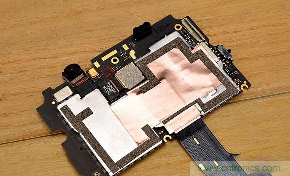 拆解下來的酷派S6主板背麵圖解