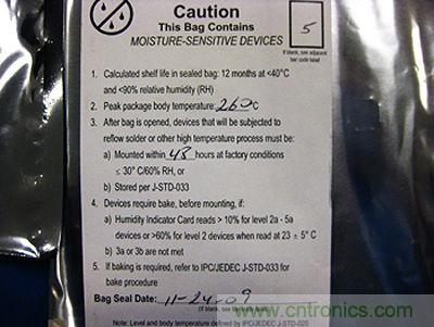元器件的MSL標簽，上麵寫有敏感度等級5以及密封日期和烘烤指南