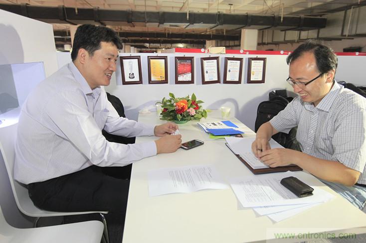 左一，Molex高級地區營業經理王中