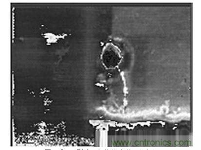 受ESD影響，氧化物衝進一個小孔