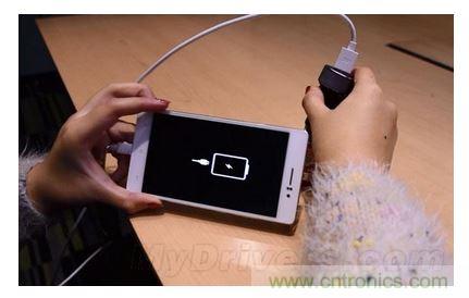 手機電池寒冷時為什麼總充電？