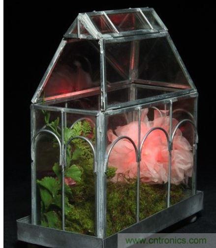 當傳感器讀到的數值低於閾值，則LED會閃爍紅光