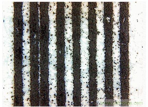 惠普(HP)Laserjet 600 M601(5mil的線寬和間距&mdash;&mdash;顯微鏡圖像)。注意空白處的碳粉斑點和兩條並在一起的線