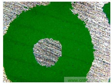 在應用密封材料後，所有空隙都被封住了