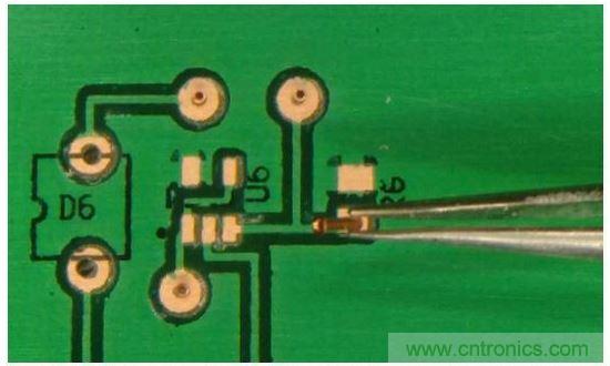 插入鉚釘，並將板子翻轉過來