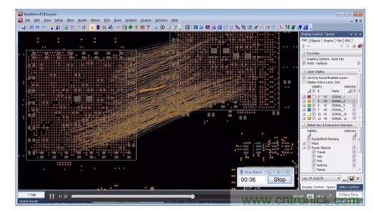 針對顯示連接的網絡線，設計師繪製出一個非常簡略的草圖，隨後布線器便開始工作。角落裏的秒表記錄了完成布線的實際時間。