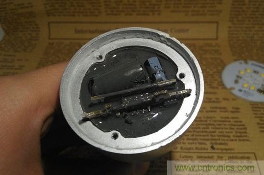 拆解分析：兩款藍牙LED智能燈泡大比拚