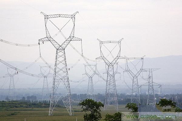 很多人在談到三相電時認為是單相的、多了一個接地孔的三孔插座，就是因為對三相電和三孔插座的概念出現了偏差。本文針對這個容易出現誤差的常識性錯誤進行糾正。