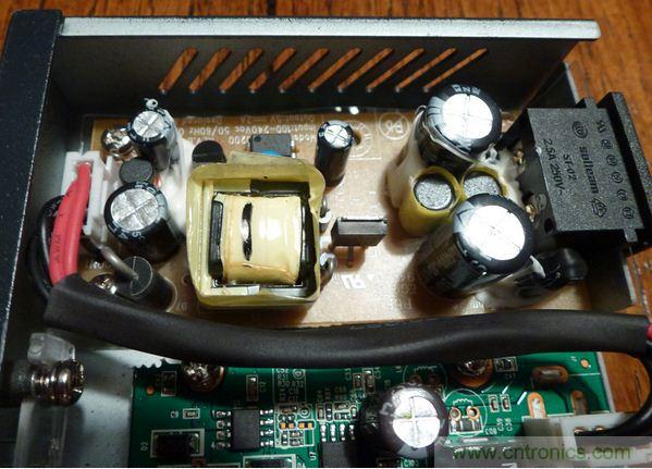 圖5：去掉塑料防護罩後的電源子係統細節特寫。