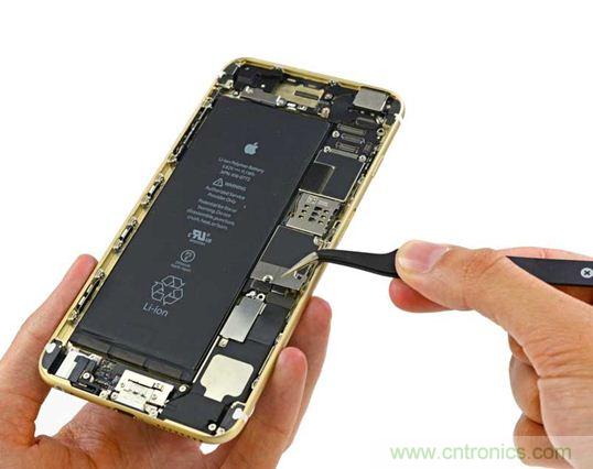 與iPhone 5S相比，電池尺寸更大，電池效率提高了16%。整部手機看起來就像一件藝術品，但看不到太多的內部構造。（來源：iFixit）