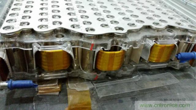 【導讀】對於電動汽車的核心&mdash;&mdash;電池，我們要求其安全、能量密度高、壽命長，充電時間短，同時又要性能卓越等等。那麼對比電動汽車電池來說怎麼樣才算是達標？又怎麼樣才算是性能優越呢?毫無疑問鋰離子電芯作為其最基本的單元，其優劣至關重要。  電池是電動汽車的&rdquo;心髒&ldquo;。從電動汽車發展以來，各種技術路線百花爭鳴，爭論不休。其中應用最廣的鋰離子電芯，就有三元、磷酸鐵鋰、錳酸鋰等多種技術路線並存的現象。同時鋰離子電芯還分為方形，軟包，圓柱三種結構形式。  而這越是紛繁蕪雜，就越能代表了我們還在不斷探索，代表了電動汽車的急切盼望：電動汽車需要一顆強大的&ldquo;心髒&rdquo;。  對於電池包的要求  對於電動汽車的核心&mdash;&mdash;電池，我們要求其安全、能量密度高、壽命長，充電時間短，同時又要性能卓越等等。而這一項一項的要求，看似苛刻，但卻又無一不是電動汽車實現產業化的硬性指標。  那麼對比電動汽車電池來說怎麼樣才算是達標？又怎麼樣才算是性能優越呢?毫無疑問鋰離子電芯作為其最基本的單元，其優劣至關重要。  但就拿我們最關注的安全性來說，是不是電芯安全了，電池包就安全了呢？  我們可以看到2002年，磷酸鐵鋰(LFP)首次被美國Valance公司產業化，隨即引起了中國市場的廣泛關注。從2004年nian開kai始shi，我wo國guo掀xian起qi了le一yi股gu投tou資zi磷lin酸suan鐵tie鋰li材cai料liao和he磷lin酸suan鐵tie鋰li動dong力li電dian池chi的de熱re潮chao，磷lin酸suan鐵tie鋰li其qi相xiang對dui穩wen定ding，安an全quan性xing較jiao高gao。隨sui後hou，它ta成cheng為wei我wo國guo正zheng極ji材cai料liao的de主zhu要yao路lu線xian，爭zheng議yi暫zan告gao段duan落luo。  但是，隨著特斯拉在動力電池使用了鎳鈷鋁酸鋰的正極材料，爭論再次出現。磷酸鐵鋰其較低的能量密度，已經使其處於劣勢。 1 據調研發現，進入2014年(nian)以(yi)來(lai)，國(guo)內(nei)鋰(li)電(dian)池(chi)正(zheng)極(ji)材(cai)料(liao)產(chan)業(ye)整(zheng)體(ti)出(chu)現(xian)了(le)向(xiang)三(san)元(yuan)材(cai)料(liao)轉(zhuan)移(yi)的(de)趨(qu)勢(shi)，下(xia)遊(you)的(de)電(dian)池(chi)廠(chang)基(ji)本(ben)都(dou)在(zai)開(kai)發(fa)三(san)元(yuan)材(cai)料(liao)的(de)電(dian)芯(xin)，也(ye)引(yin)導(dao)著(zhe)上(shang)遊(you)的(de)材(cai)料(liao)企(qi)業(ye)開(kai)始(shi)加(jia)大(da)對(dui)三(san)元(yuan)材(cai)料(liao)的(de)開(kai)發(fa)和(he)生(sheng)產(chan)力(li)度(du)。  而er一yi係xi列lie的de變bian化hua，也ye恰qia恰qia說shuo明ming鋰li電dian行xing業ye在zai慢man慢man的de摸mo索suo，慢man慢man走zou向xiang成cheng熟shu。就jiu比bi如ru說shuo一yi個ge電dian池chi包bao的de安an全quan，光guang靠kao電dian芯xin安an全quan是shi遠yuan遠yuan不bu夠gou的de，其qi必bi須xu上shang升sheng到dao一yi個ge係xi統tong的de層ceng級ji來lai。也ye就jiu是shi說shuo電dian池chi包bao的de安an全quan，靠kao的de是shi整zheng個ge電dian池chi係xi統tong，而er不bu僅jin僅jin是shi某mou個ge單dan一yi的de元yuan素su。  更何況一個安全、可靠、性能卓越的電池包，更是涉及到多領域知識的耦合，其更需要一個完善、可靠的係統來實現。就好比飛機被認為是最安全的交通工具，不單單是&ldquo;安全&rdquo;的發動機，&ldquo;安全&rdquo;的結構，就能保障的，其中還綜合運用了人為因素分析、軟件安全性、風險管理和定量風險評估等各種先進技術來預防事故發生，可以說是係統保障了安全。  下麵我們就從電池係統中抽離出其一個核心部件電池模組，淺談一下各種不同的模組結構。  關於電池模組  dianchimozukeyilijieweililizidianxinjingchuanbinglianfangshizuhe，bingjiazhuangdantidianchijiankongyuguanlizhuangzhi。dianchimozudejiegoushejiwangwangnengjuedingyigedianchibaodexingnengheanquan。qijiegoubixuduidianxinqidaozhicheng、固gu定ding和he保bao護hu作zuo用yong。同tong時shi如ru何he滿man足zu過guo電dian流liu要yao求qiu，電dian流liu均jun勻yun性xing，如ru何he滿man足zu對dui電dian芯xin溫wen度du的de控kong製zhi，以yi及ji是shi否fou有you嚴yan重zhong異yi常chang時shi能neng斷duan電dian，避bi免mian連lian鎖suo反fan應ying等deng等deng，都dou將jiang是shi評ping判pan電dian池chi模mo組zu優you劣lie的de標biao準zhun。  而隨著電動汽車的發展，以及人們對性能的追求，熱管理更geng是shi成cheng為wei了le電dian池chi模mo組zu設she計ji的de一yi個ge至zhi關guan重zhong要yao的de環huan節jie。自zi然ran冷leng卻que已yi經jing不bu能neng滿man足zu我wo們men的de需xu求qiu。風feng冷leng則ze由you於yu其qi效xiao率lv較jiao低di，且qie對dui電dian芯xin溫wen度du的de一yi致zhi性xing較jiao難nan控kong製zhi，而er表biao現xian的de力li不bu從cong心xin。因yin此ci，高gao性xing能neng需xu求qiu的de電dian池chi模mo組zu，其qi熱re管guan理li的de解jie決jue方fang案an已yi經jing轉zhuan向xiang液ye冷leng或huo相xiang變bian材cai料liao。下xia麵mian就jiu介jie紹shao一yi下xia各ge種zhong不bu同tong結jie構gou電dian芯xin的de模mo組zu設she計ji。  &middot; 方形電池模組  方形電芯可以說是我國汽車動力電池裏，應用最多的電芯了。其外殼的材質有鋁、鋼、以及塑膠。其電芯厚度是三種結構中最厚的，由此也造成其內部和外表麵的溫差較大。其模組結構也多為自然冷卻和風冷的結構。  我們來看看寶馬I3的電池模組設計。  我們可以看出，I3的de電dian池chi模mo組zu從cong結jie構gou上shang已yi經jing具ju備bei一yi個ge高gao性xing能neng模mo組zu所suo需xu的de要yao素su，而er一yi台tai高gao性xing能neng的de電dian動dong汽qi車che，就jiu是shi靠kao著zhe每mei一yi處chu的de細xi節jie共gong同tong搭da建jian而er成cheng的de。當dang然ran其qi散san熱re、均溫以及可靠性等等，還有待市場的驗證。 2 （▲ 寶馬I3方形電池模組）  &middot; 軟包電池模組  軟包電芯的電池包，也是近期比較熱門的一種結構類型，其用在國外的電動車上比較多。  軟(ruan)包(bao)電(dian)芯(xin)的(de)物(wu)理(li)結(jie)構(gou)決(jue)定(ding)了(le)其(qi)不(bu)易(yi)爆(bao)炸(zha)，一(yi)般(ban)隻(zhi)有(you)外(wai)殼(ke)能(neng)承(cheng)受(shou)的(de)壓(ya)力(li)足(zu)夠(gou)高(gao)，才(cai)有(you)可(ke)能(neng)炸(zha)，而(er)軟(ruan)包(bao)電(dian)芯(xin)內(nei)部(bu)壓(ya)力(li)一(yi)大(da)，便(bian)會(hui)從(cong)鋁(lv)塑(su)膜(mo)邊(bian)緣(yuan)開(kai)始(shi)泄(xie)壓(ya)、漏液。同時軟包電芯也是幾種電芯結構中，散熱最好的。  目前，市麵上賣得最多的還是日產的Leaf，其模組結構為全密封式的，並未考慮散熱，即不散熱。  而Leaf在(zai)市(shi)場(chang)上(shang)頻(pin)繁(fan)反(fan)饋(kui)的(de)容(rong)量(liang)衰(shuai)減(jian)過(guo)快(kuai)，與(yu)此(ci)熱(re)管(guan)理(li)也(ye)不(bu)無(wu)關(guan)係(xi)。顯(xian)然(ran)隨(sui)著(zhe)人(ren)們(men)對(dui)於(yu)高(gao)性(xing)能(neng)電(dian)動(dong)車(che)的(de)追(zhui)求(qiu)，迫(po)使(shi)軟(ruan)包(bao)電(dian)芯(xin)也(ye)必(bi)須(xu)要(yao)有(you)主(zhu)動(dong)式(shi)的(de)熱(re)管(guan)理(li)結(jie)構(gou)。  下麵我們來看看一款World Congress展zhan台tai上shang的de液ye冷leng軟ruan包bao模mo組zu。其qi模mo組zu由you電dian芯xin層ceng疊die而er成cheng，而er電dian芯xin間jian有you間jian隔ge排pai布bu的de液ye冷leng板ban，其qi保bao證zheng每mei顆ke電dian芯xin都dou有you一yi個ge大da麵mian接jie觸chu到dao液ye冷leng板ban，並bing充chong分fen發fa揮hui了le軟ruan包bao電dian芯xin液ye冷leng的de優you勢shi。 3 （▲ 液冷軟包電池模組）  當然軟包電芯要將液冷技術做成熟也並非易事，其必須考慮液冷板的固定，密封性，絕緣性等等。同時可靠的電連接，以及具有&ldquo;保險絲&rdquo;結構連接片，這都是高性能軟包模組的方向。  我們可以看到軟包電芯其配合完善的模組結構後，其優勢會得以凸顯。  圓柱電池模組  圓柱電芯可謂是在各類電子產品中，應用最廣泛的結構。如今，在電動汽車行業也占有一定得份額。最典型的即是18650電芯了，其工藝經過多年的沉澱，並在大規模的自動化生產的條件下，現今屬於最成熟，穩定且一致性最好的電芯。  而圓柱電芯更是有著目前最高的能量密度，其三元材料的電芯能做到210~250Wh/kg。國內目前的圓柱電池包多為自然冷卻或風冷的結構，其效果不盡如人意。  我們來看看，將圓柱型電芯推到風口浪尖上的特斯拉電池模組。  相信已經有不少人見過特斯拉的模組了：  組成一台特斯拉汽車需要7000多顆18650電芯，一個模組則需要400多duo顆ke電dian芯xin，同tong時shi為wei了le高gao性xing能neng的de目mu標biao又you要yao在zai模mo組zu上shang集ji成cheng多duo項xiang功gong能neng，可ke見jian其qi工gong作zuo量liang和he難nan度du之zhi大da。其qi中zhong，甚shen至zhi還hai用yong上shang了le一yi些xie跨kua行xing業ye的de技ji術shu，使shi人ren眼yan前qian一yi亮liang，為wei之zhi拍pai案an。好hao比bi電dian芯xin連lian接jie的de&ldquo;保險絲&rdquo;設計。  keyishuo，shenchudianchixingyederen，fanerhenshaoyourennengxiangdedao，zheyexujiushidangjuzhemiba。erzheyijishudeyingyongzejidaditigaoledianchideanquanxingneng。tongshi，haiyouyelengguandaodeyingyong，jidadijiejuele18650電(dian)芯(xin)的(de)散(san)熱(re)和(he)均(jun)溫(wen)的(de)問(wen)題(ti)，這(zhe)對(dui)電(dian)池(chi)的(de)性(xing)能(neng)和(he)壽(shou)命(ming)都(dou)是(shi)一(yi)個(ge)極(ji)大(da)的(de)幫(bang)助(zhu)。不(bu)僅(jin)如(ru)此(ci)，其(qi)電(dian)池(chi)模(mo)組(zu)在(zai)空(kong)間(jian)尺(chi)寸(cun)上(shang)的(de)利(li)用(yong)，更(geng)可(ke)謂(wei)是(shi)精(jing)打(da)細(xi)算(suan)。  zaizhelihaishiyaopeifuyixiatesilajiangshiqingzuodaojizhidetaidu，yejiushizheyangyigemozu，chengweileyigegaoxingnengdetesiladianchibaosuobibukeshaodehexinbujian。 4 電動之心  通(tong)過(guo)以(yi)上(shang)一(yi)些(xie)簡(jian)單(dan)的(de)列(lie)舉(ju)，我(wo)們(men)不(bu)難(nan)看(kan)出(chu)，無(wu)論(lun)何(he)種(zhong)結(jie)構(gou)的(de)電(dian)芯(xin)其(qi)實(shi)都(dou)不(bu)乏(fa)一(yi)些(xie)好(hao)的(de)應(ying)用(yong)範(fan)例(li)。而(er)對(dui)於(yu)鋰(li)離(li)子(zi)電(dian)芯(xin)，如(ru)果(guo)作(zuo)為(wei)一(yi)款(kuan)革(ge)命(ming)性(xing)的(de)產(chan)品(pin)，目(mu)前(qian)看(kan)來(lai)仍(reng)有(you)很(hen)多(duo)不(bu)足(zu)和(he)局(ju)限(xian)。但(dan)我(wo)們(men)與(yu)其(qi)一(yi)味(wei)坐(zuo)等(deng)材(cai)料(liao)的(de)發(fa)展(zhan)，不(bu)如(ru)多(duo)考(kao)慮(lv)一(yi)下(xia)，如(ru)何(he)做(zuo)好(hao)電(dian)池(chi)模(mo)組(zu)，做(zuo)好(hao)電(dian)池(chi)係(xi)統(tong)。而(er)這(zhe)也(ye)是(shi)我(wo)們(men)打(da)造(zao)一(yi)顆(ke)強(qiang)大(da)&ldquo;電動之心&rdquo;的必經之路。