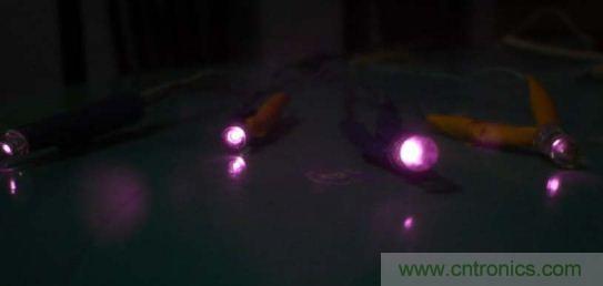 技術宅要逆天，DIY四點定位燈實現虛擬實境遊戲