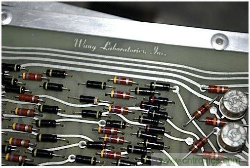 拆解也懷舊，讓人驚歎的古董級可編程科學計算器 from 1966