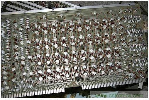 拆解也懷舊，讓人驚歎的古董級可編程科學計算器 from 1966