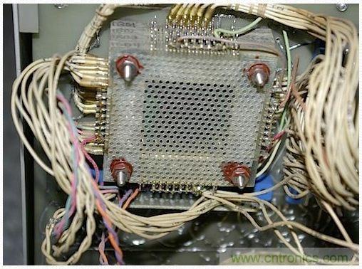 拆解也懷舊，讓人驚歎的古董級可編程科學計算器 from 1966