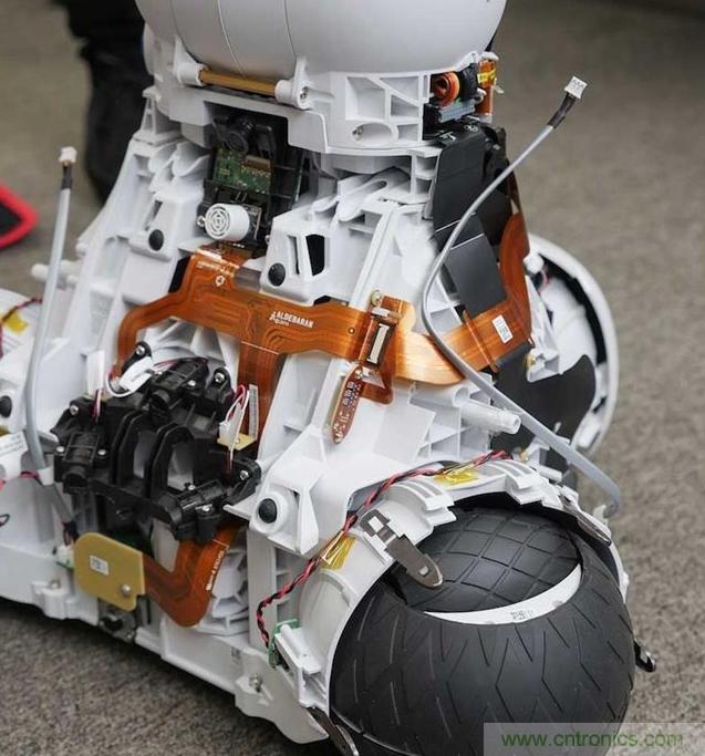 拆解筆記本不過癮，那就來拆拆日本情感機器人吧！