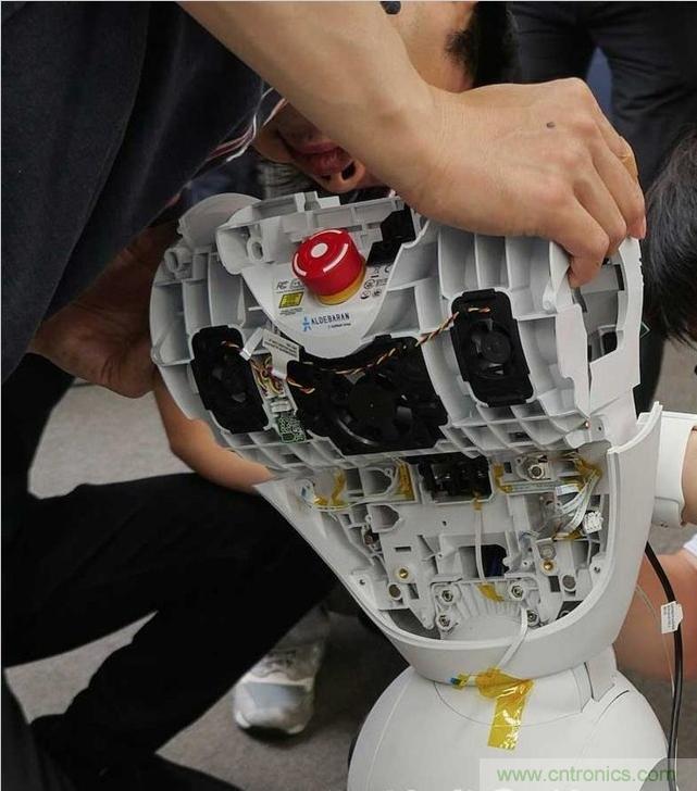 拆解筆記本不過癮，那就來拆拆日本情感機器人吧！