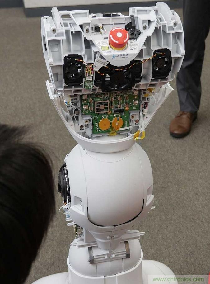 拆解筆記本不過癮，那就來拆拆日本情感機器人吧！