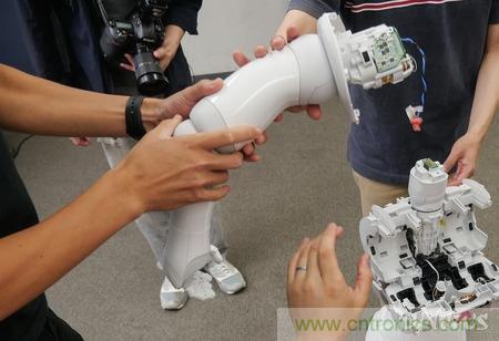 拆解筆記本不過癮，那就來拆拆日本情感機器人吧！