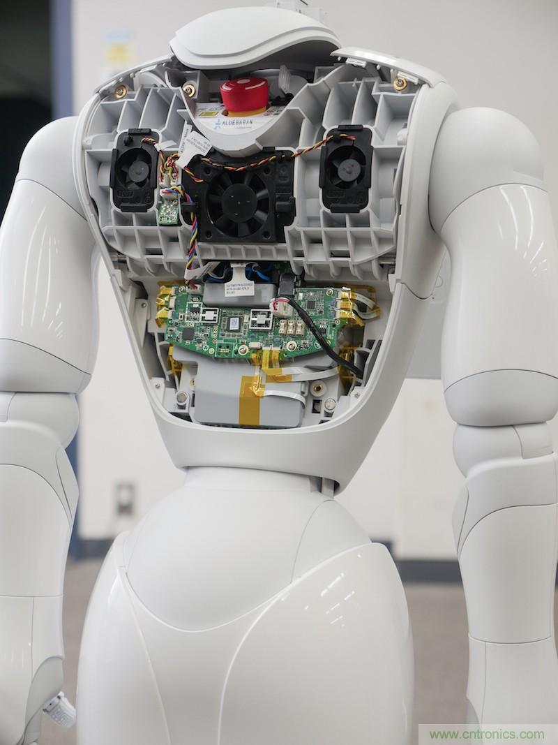 拆解筆記本不過癮，那就來拆拆日本情感機器人吧！